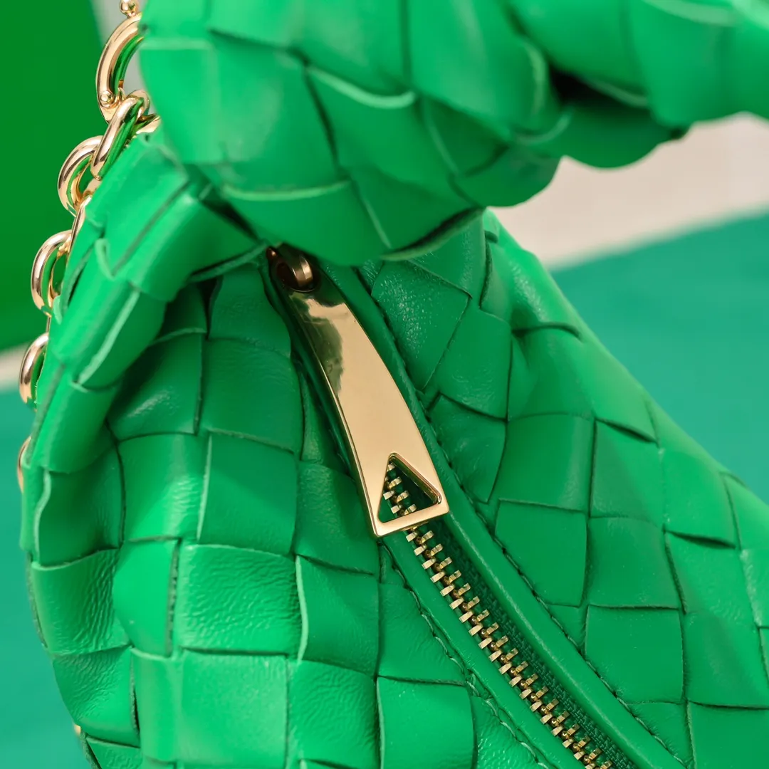 Batch 1220 Ready Stock/Parrot Green Hello everyone, I have a new name, it’s called chain jodie. Jodie’s chain clause ~ can finally be carried on the shoulder. It is based on the original bag type and adds a chain shoulder strap, and it is detachable! It's equivalent to spending one dollar to buy two bags. As the ace cutie of BV family, I really have no choice but to buy one! This bag of ours is really the same as ZP. You can wear it with a small amount of money~ Original sheepskin➕all steel hardware 28×23×8cm, model: 6699-9#